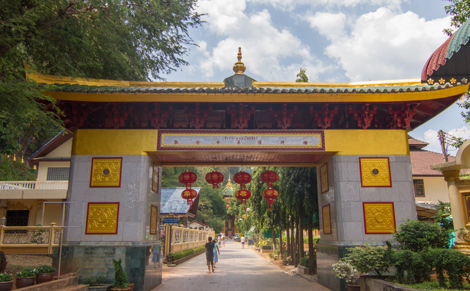 The jungle day tour: Tiger Cave, Emerald Pool and the hot springs